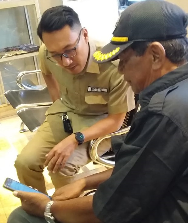 Sarkawi, Ketua DPW Korwil Madura, Brigade 571 Trisula macan Putih, saat klarifikasi terkait dua sertifikat yang dikeluarkan BPN di kantor pertanahan Kab. Sumenep. SP/Ainur Rahman