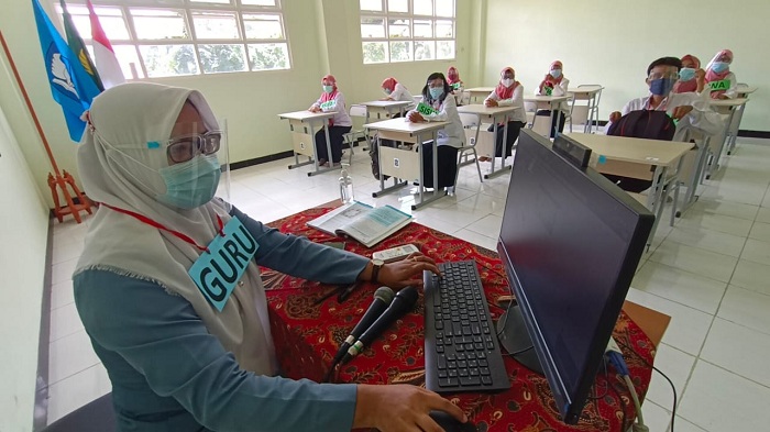 Sejumlah Guru dan Murid menggelar simulasi tatap muka (PTM) dengan menerapkan Prokes di sekolah SMPN 6 Surabaya, Senin (3/5/2021).  SP/ARLANA