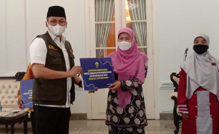 Bupati Bangkalan R. Abdul Latif Amin Imron menyerahkan bantuan secara simbolis i Pendopo Agung Bangkalan, Senin (2/8/2021). 