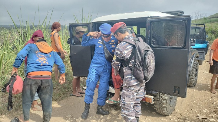 Petugas saat mengevakuasi salah satu korban. SP/Lestariono