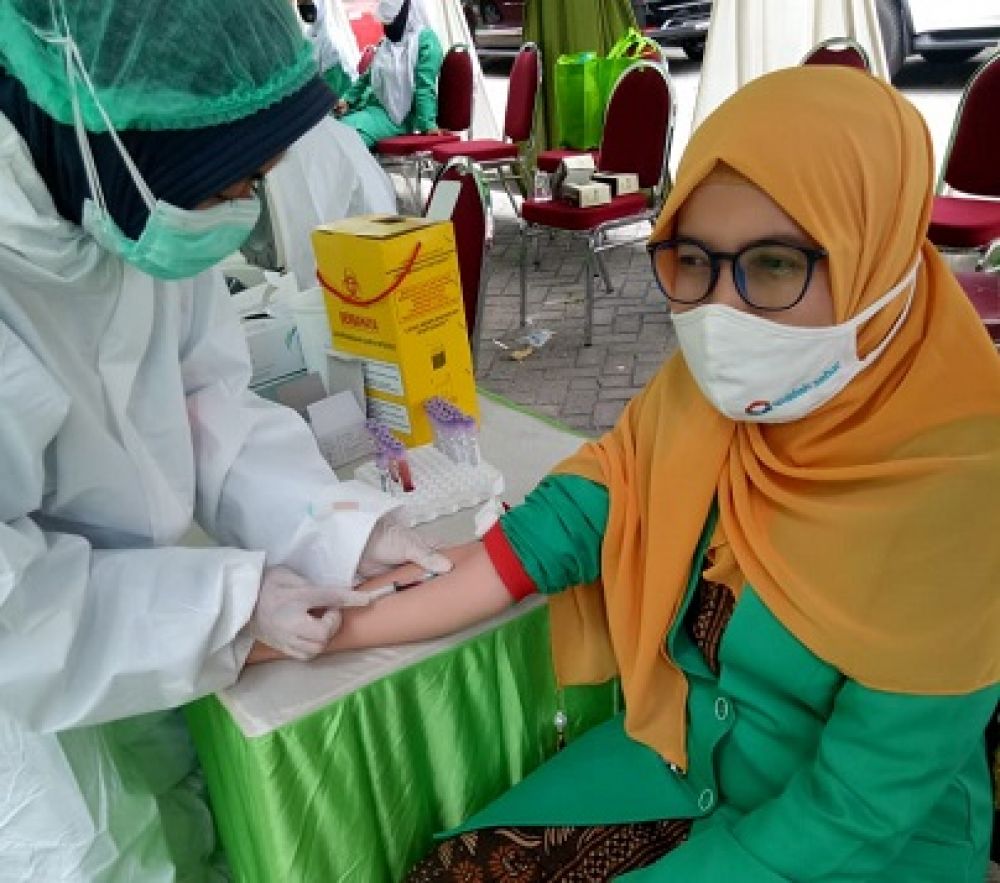Suasana pengambilan sampel darah rapid test yang digelar Fatayat NU di halaman kantor PC Fatayat Gresik. SP/M AIDID