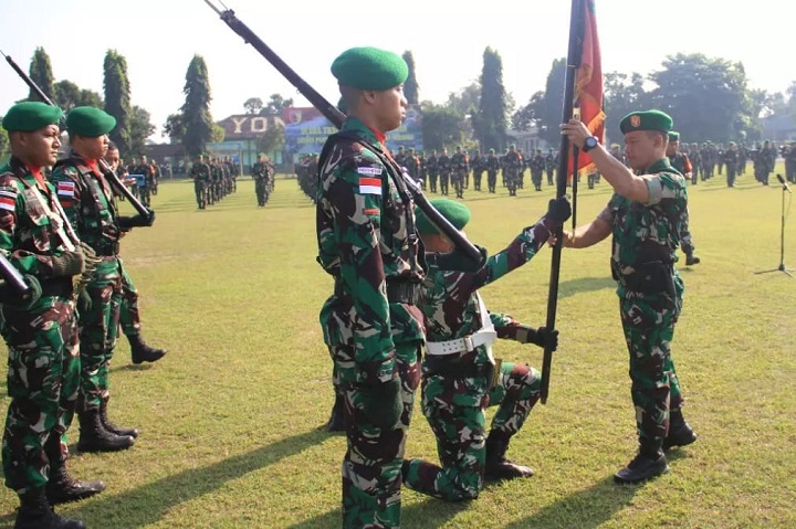 Danrem 081 Madiun serahkan bendera kepada Danyonif 511 Blitar Letkol Inf Rully Noriza. SP/Hadi Lestariono