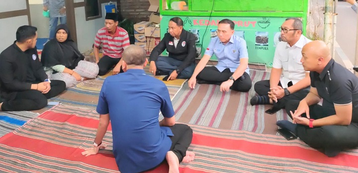 Wakil Ketua DPRD Jatim Sahat T Simanjuntak bersama Menpora dan Ketua PSSI mendatangi keluarga korban tragedi kemanusiaan di Malang sejak Minggu hingga Selasa 4/10/2022.