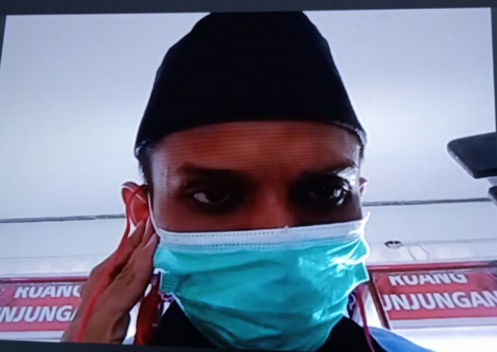 Terdakwa Muhammad Dian Eka Paksi mendengarkan tuntutan JPU Di ruang Candra PN Surabaya, secara online. SP/Budi Mulyono