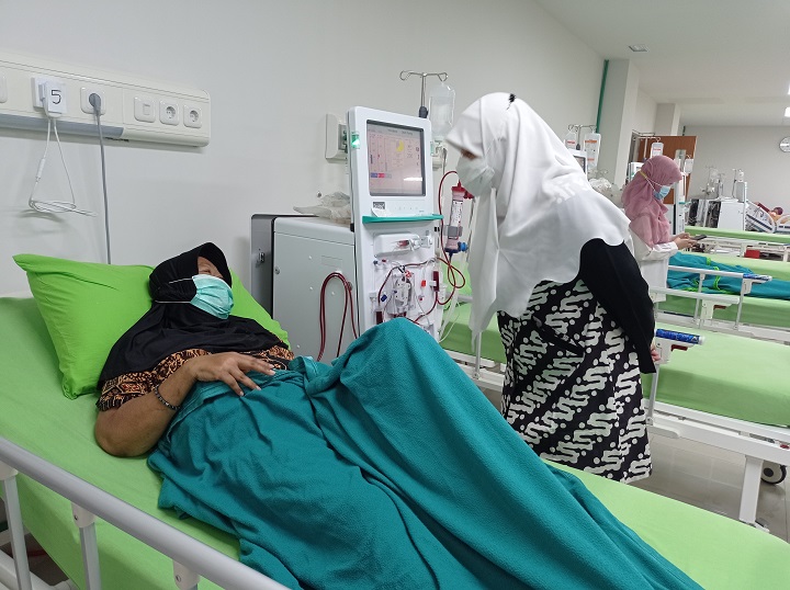 Wakil ketua DPRD Surabaya Reni Astuti berbincang dengan salah satu pasien di RSUD Soewandhi. SP/Alqomar