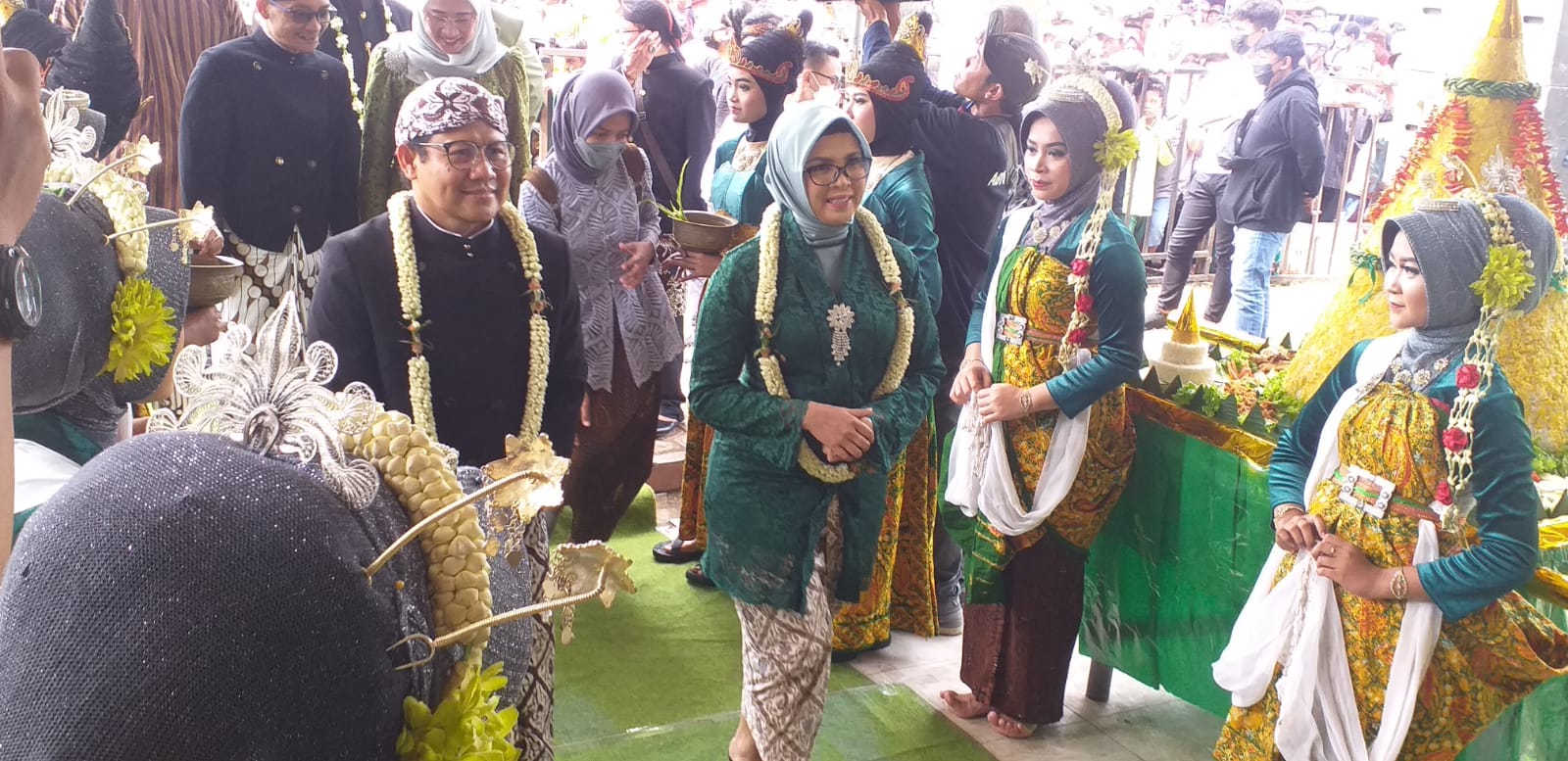 Penyerahan panji dari Bupati Blitar Riyanyo ke Wabup Mathenis.SP/les