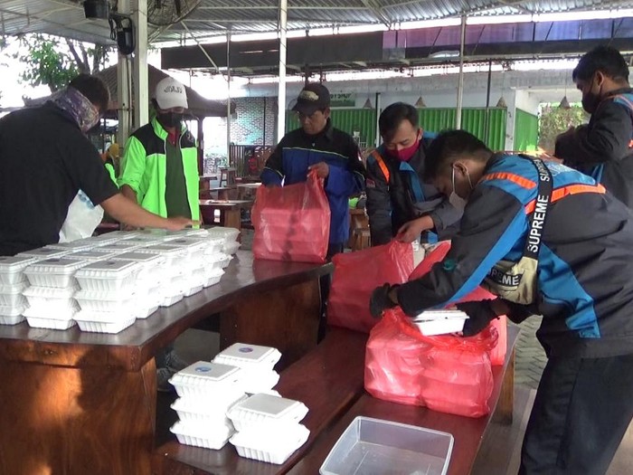 Komunitas di Lumajang menyiapkan paket makanan untuk warga yang menjalani isolasi mandiri.
