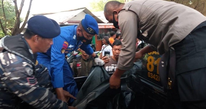 Petugas saat mengevakuasi jenazah bocah yang tercebur di laut. SP/Hadi Lestariono