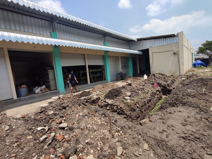 Pengerjaan empat kios baru yang menelan anggaran ratusan juta di pasar Tunggorono Jombang, Senin (13/11/2023). SP/Sarep