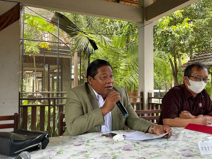 Kuasa hukum pemilik merek sarung BHS, Ma'ruf Syah saat memberikan keterangan. SP/Budi Mulyono