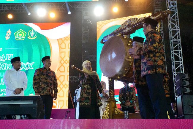 Gubernur Jawa Timur Khofifah Indar Parawansa dan Wali kota Pasuruan Syaifullah Yusuf saat pembukaan MTQ se Jatim ke XXX di Kota Pasuruan.