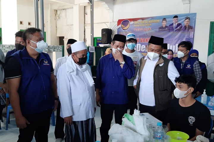 Bupati Gus Yani, Gus Iwan, Ketua DPD Nasdem Gresik Syaiful Anwar, Sekretaris Ainul Fuad, dan Bendahara Nur Rachmad Yani Hidayatullah saat menghadiri vaksinasi di Ponpes Al Muniroh. SP