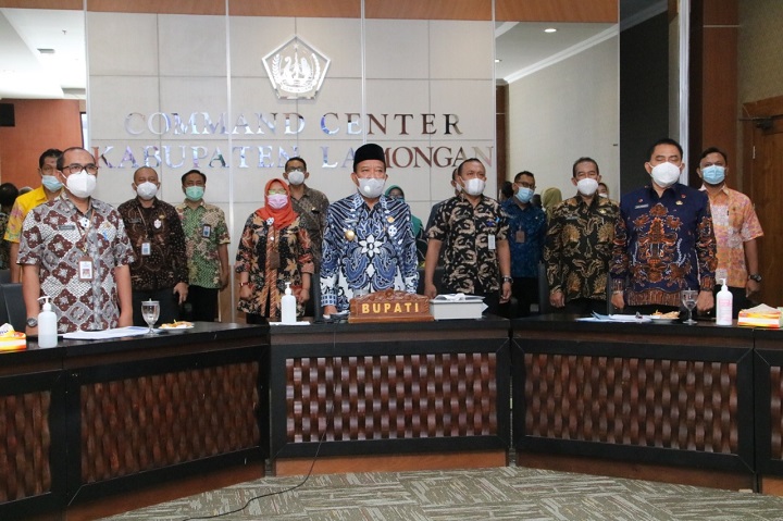 Bupati Fadeli bersama kepala OPD terkait saat mengikuti acara secara daring. SP/MUHAJIRIN KASRUN