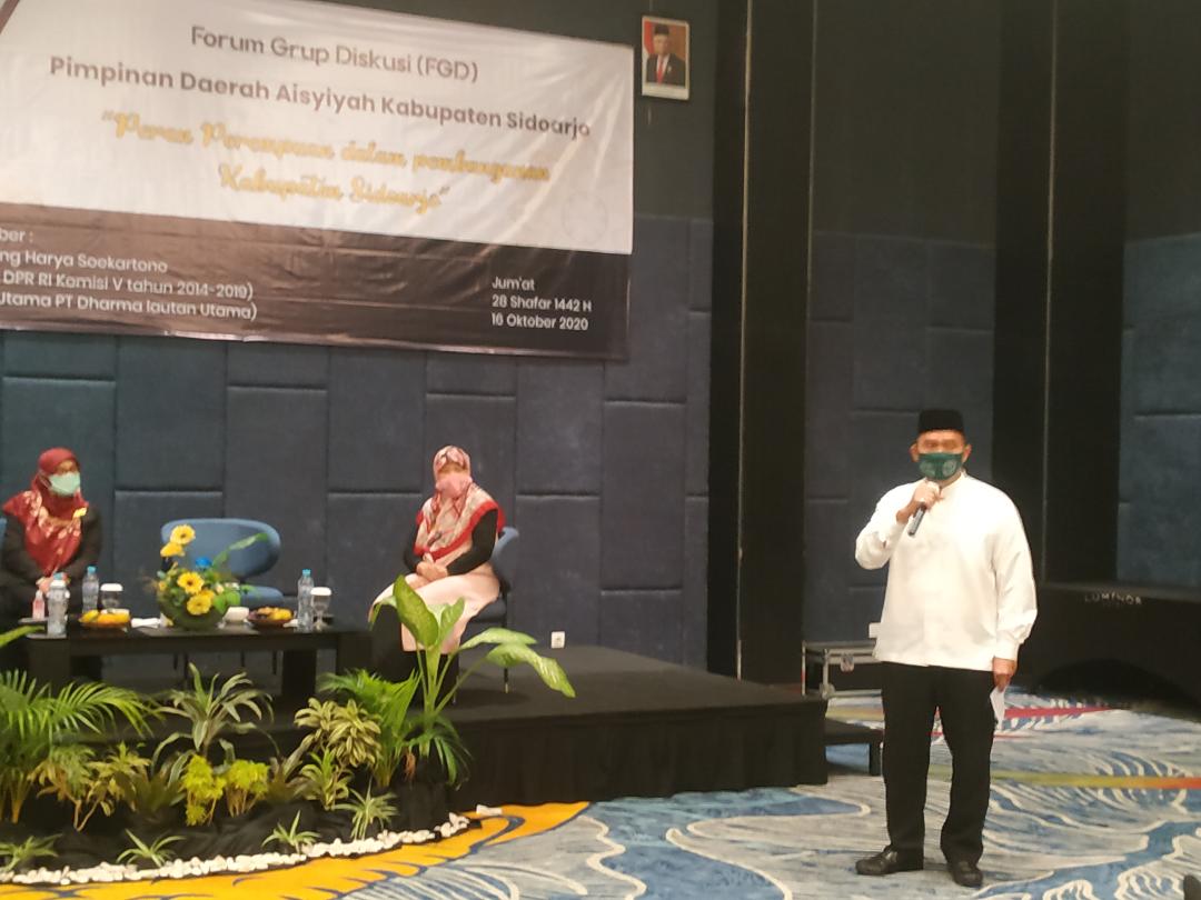 Cabup BHS saat berdialog dengan ibu-ibu Aisyiyah Sidoarjo