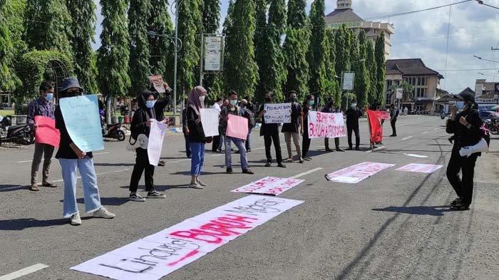Massa yang tergabung dalam Front Reneissance menggelar aksi demo di depan kantor DPRD Ponorogo.
