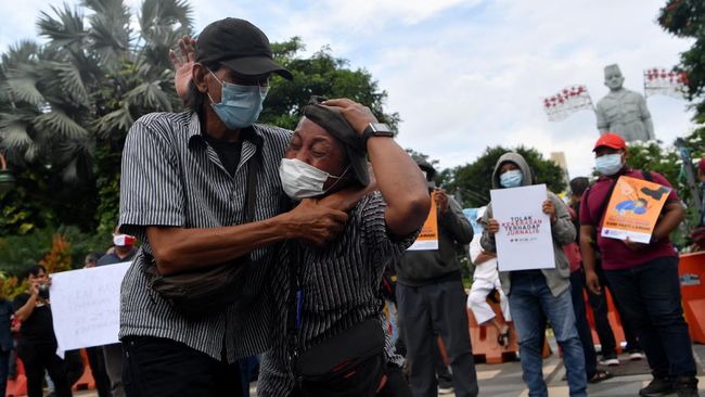 Koordinator Advokasi KontraS Surabaya mengatakan salah satu terduga pelaku penganiayaan terhadap jurnalis Tempo adalah oknum polisi yang juga menantu Angin. Wartawan yang tergabung dalam Forum Jurnalis se-Surabaya melakukan aksi teatrikal ketika aksi soli