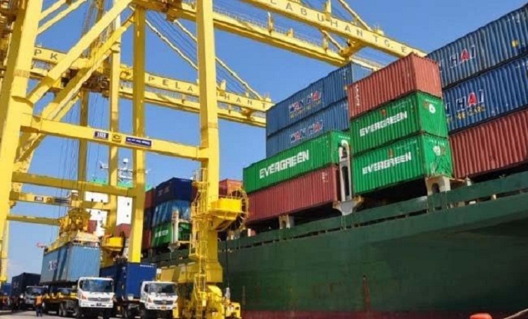 Aktivitas bongkar muat di terminal petikemas Surabaya (TPS). SP/ Humas TPS