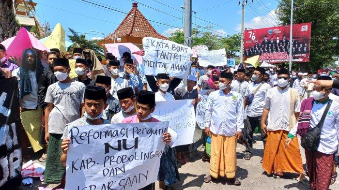 Aliansi santri di Probolinggo menggelar aksi damai di depan kantor DPRD Kabupaten Probolinggo.