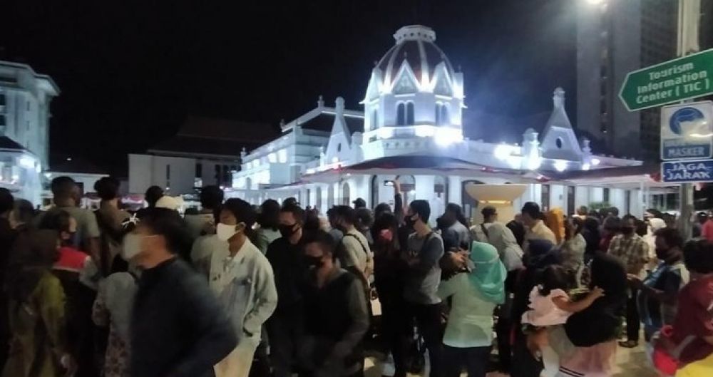 Ratusan pengunjung Alun-alun Suroboyo memenuhi pedestrian. SP/ DECOM
