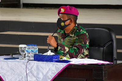 Komandan Resimen Artileri 2 Marinir Kolonel Marinir Aris Budiadi, S.Pi.,M.M., memberikan arahan kepada prajurit dan Jalasenastri Menart 2 Marinir pada jam Komandan di Indoor Sport Karangpilang, Surabaya, Senin(30/11/2020).