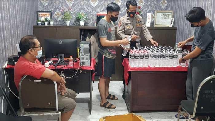 Petugas mengamakan barang bukti miras ilegal dari tersangka AD (44).