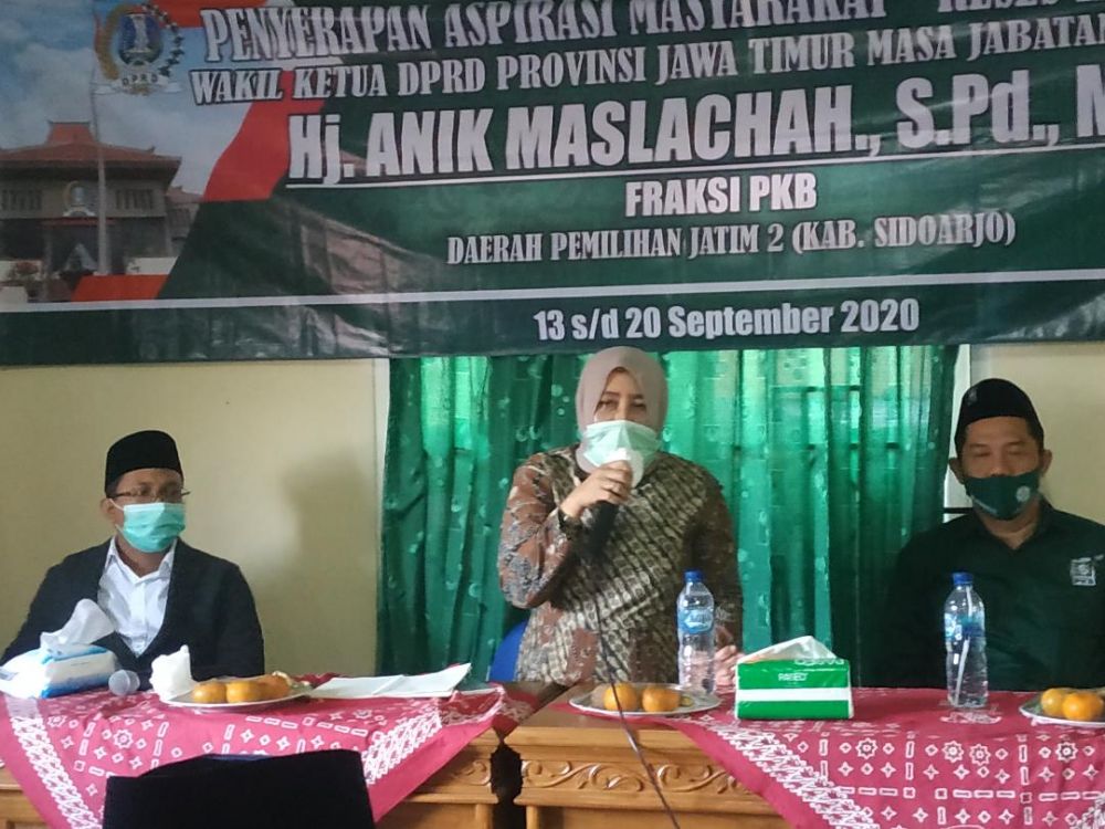 Cabup Sidoarjo Ahmad Muhdlor Ali (kiri) saat hadir dalam kegiatan reses Wakil Ketua DPRD Jatim Hj Anik Maslachah (tengah)
