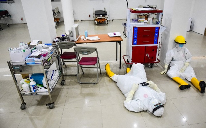 Para tenaga medis kelelahan dengan banyaknya jumlah pasien covid-19 yang dirawat setiap harinya.