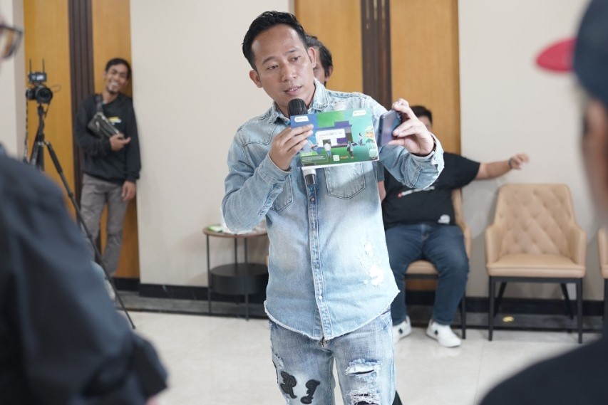  Deny Cagur tampak hadir untuk menyemarakkan suasana.