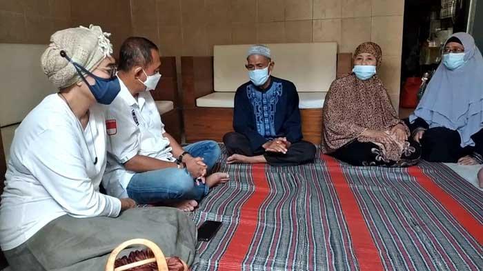 Wakil Wali Armudji ditemani oleh Indah Kurnia, Camat Tambaksari Ridwan Mubarun, serta Plt Lurah Pacarkembang, Amdany berkunjung kerumah salah satu keluarga Non Anak Buah Kapal Selam KRI Nanggala 402, Suheri, Jalan Bronggalan Sawah IV, Kelurahan Pacarkemba