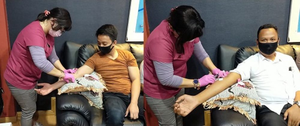 Anggota Satresnarkoba Polrestabes Surabaya saat mendapat suntikan vitamin C untuk menjaga daya tahan tubuh tetap dalam kondisi sehat