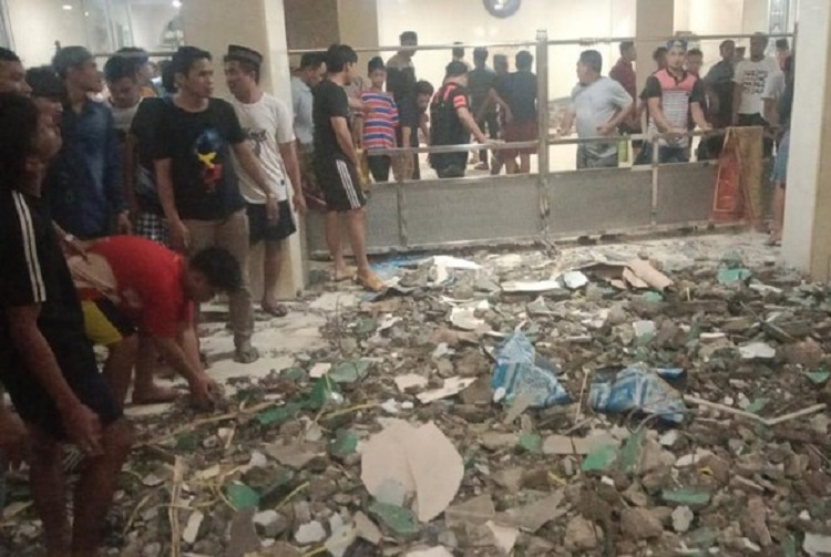 Kondisi Kubah Masjid Ittifaqul Jamaah, dibilangan Jalan Barukang, Kota Makassar, Sulsel, roboh pada Minggu (26/03/2023) malam. SP/ SBY