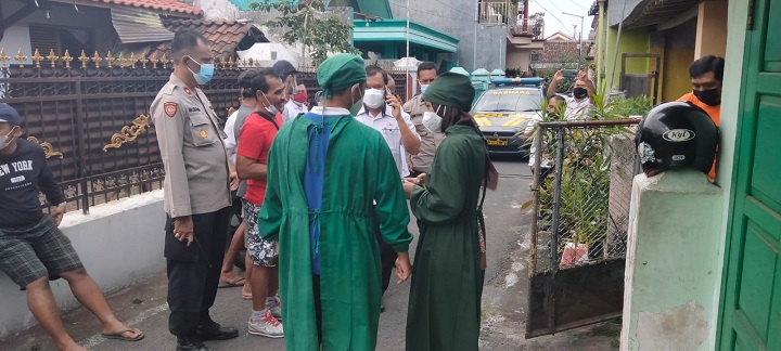 Petugas saat mendatangi TKP ditemukannya jasad Gatut Sutrisno yang tewas gantung diri. SP/Hadi Lestariono
