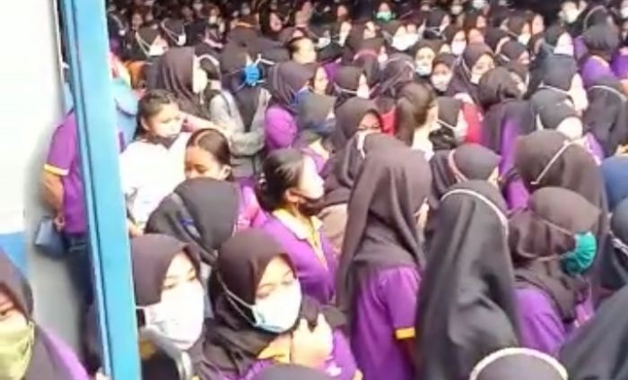 Ratusan buruh pabrik PT Shou Fong Lastindo saat menggelar aksi mogok kerja.