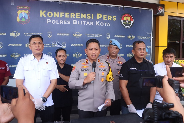 Kapolres Blitar Kota AKBP Danang saat beri ket pada wartawan. SP/Lestariono