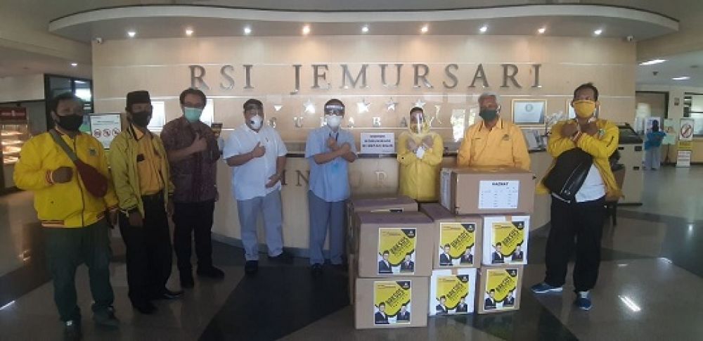Penyerahana bantuan APD (Alat Pelindung Diri) kepada RSI Jemursari  oleh Partai Golkar diwakili oleh Hj. Pertiwi Ayu dan diterima oleh Rochadi Kardiyanto, SE, MBA selaku Wk. Direktur Umum dan Keuangan RSI Jemursari - Surabaya.SP/ALQ

 