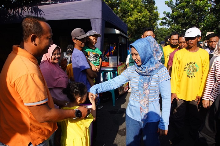 Wali kota Ika Puspitasari menikmati suasana CFD Wates