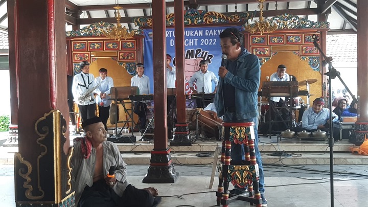 Pertunjukan rakyat yang digelar kominfo di aula hotel Ningrat Bangkalan