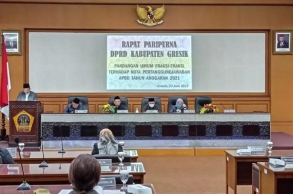 Suasana rapat paripurna dengan agenda pandangan umum fraksi terhadap Laporan Keterangan Pertanggungjawaban (LKPJ) APBD Gresik Tahun Anggaran 2021. SP/Grs