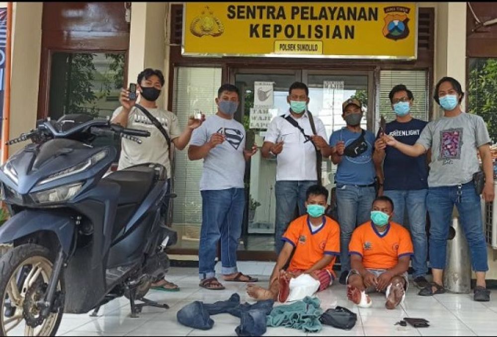 Petugas menunjukkan kedua tersangka curanmor berikut barang bukti yang diamankan. SP/Septyan