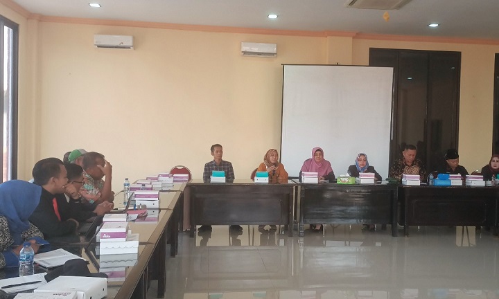 Komisi III DPRD Kabupaten Mojokertk saat RDP dengan PKL Modongan, Sooko di gedung dewan. SP/Dwy