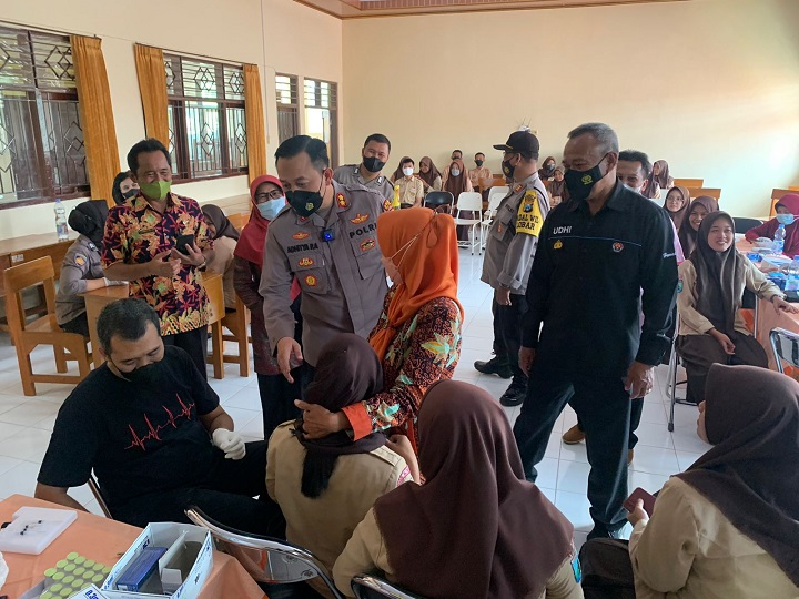 Kapolres Blitar AKBP Adhitya saksikan pelaksanaan vaksinasi di SMAN 1 Kademangan. SP/Hadi Lestariono