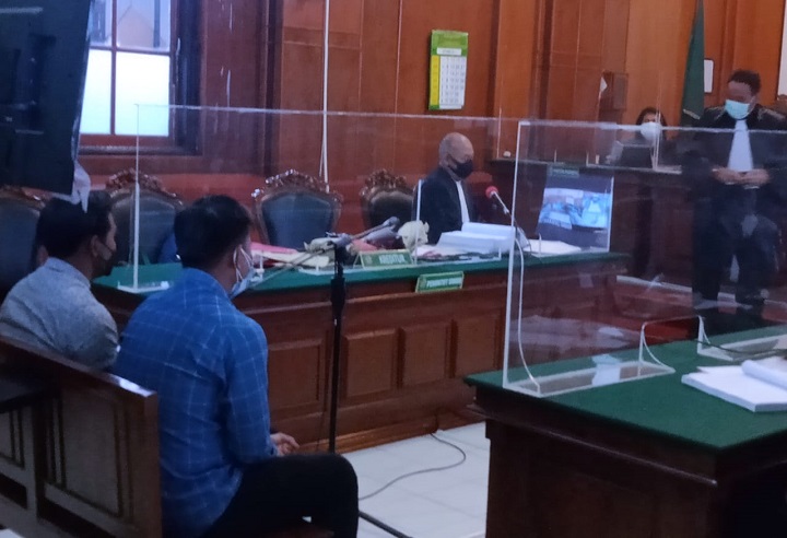Terdakwa Purwanto dan Muhammad  Firman Subakhi menjalani persidangan di ruang Cakra PN.Surabaya, Rabu,( 29/09/2021). SP/Budi Mulyono