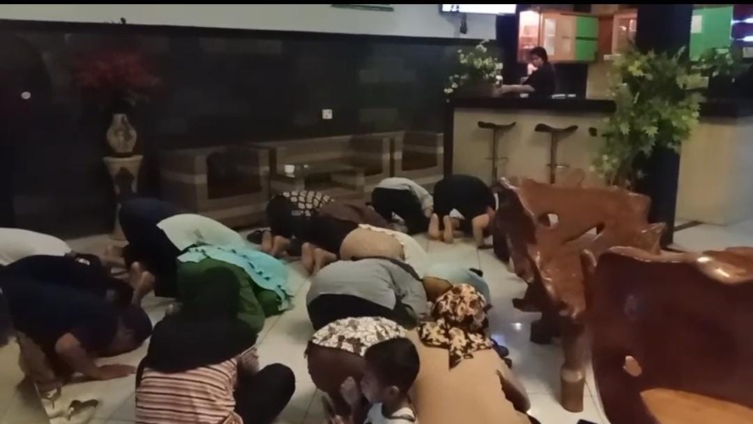 Warga saat melakukan sujud syukur