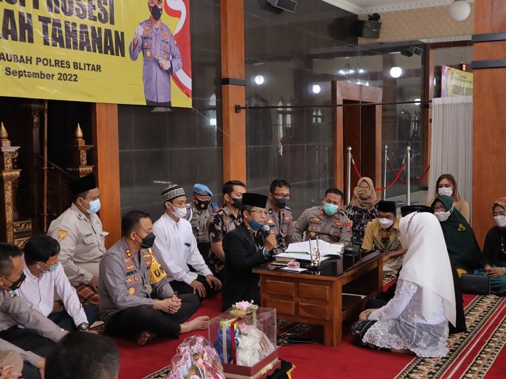 Kapolres Blitar AKBP Adhitya saksikan acara ijab kabul salah satu tahanan Polres Blitar. SP/Hadi Lestariono