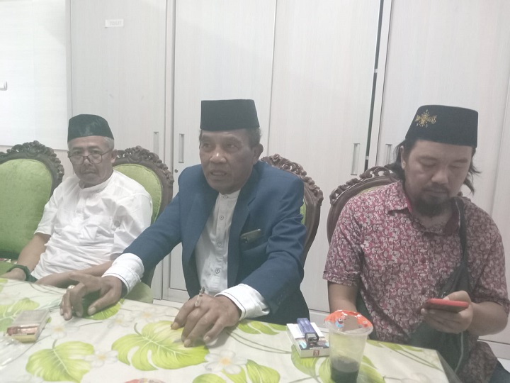 Ketua Yayasan, Ir. H. Wardoyo didampingi Penasehat Hukum Sudarmadi SH, dan Gus Danial putra KH. Muhdlor Pendiri  Unisla. SP/IST