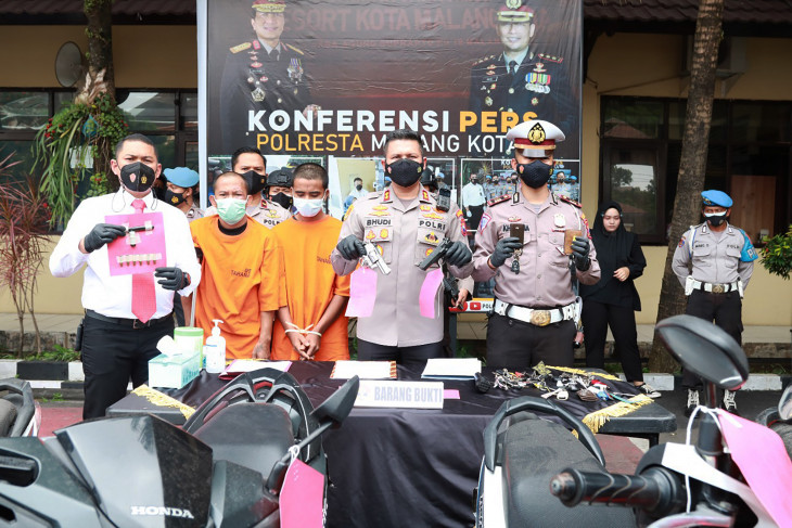 Kapolresta Malang Kota AKBP Budi Hermanto (tengah) bersama Kasat Reskrim Polresta Malang Kota (kiri) menunjukkan barang bukti kasus pencurian kendaraan bermotor di Kota Malang, Jawa Timur, Senin (4/10/2021).