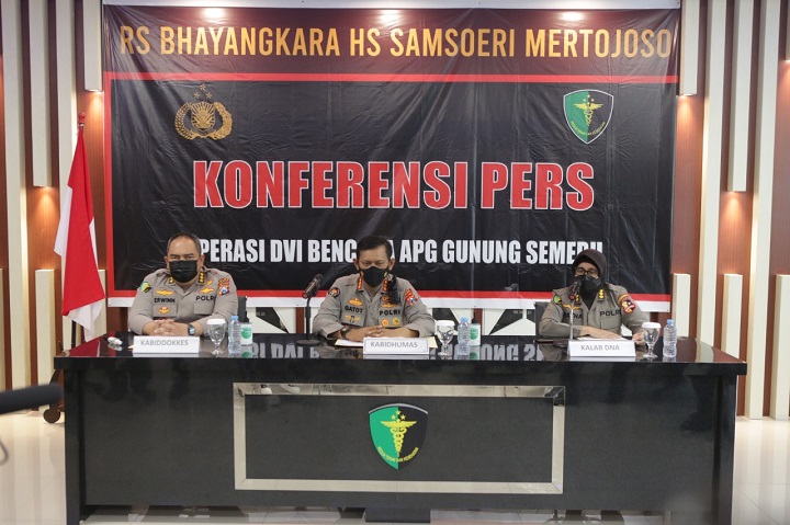Konferensi pers di RS. Bhayangkara Polda Jatim, pada Kamis (30/12/2021). SP/Her