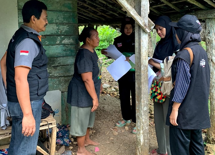 Petugas pengawas pemilu melakukan pengawasan kawal hak pilih.  SP/Hadi Lestariono