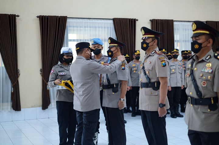 Kapolres Blitar Kota saat melantik kapolsek baru. SP/Lestariono