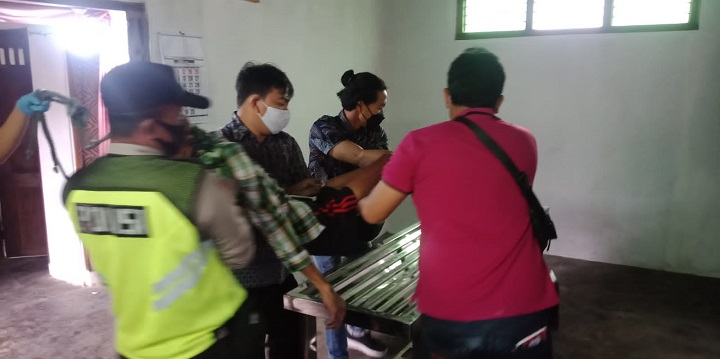 Petugas saat mengevakuasi jenazah korban. SP/Hadi Lestariono